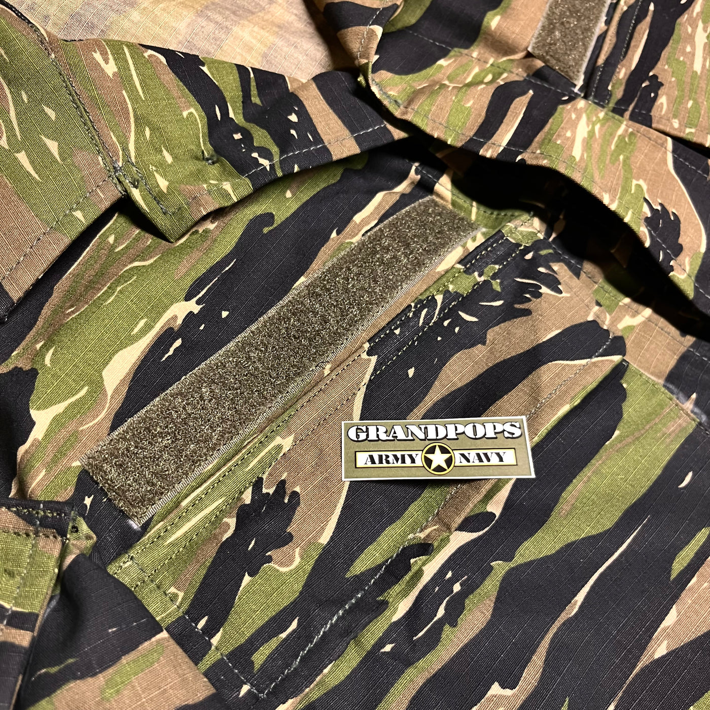 LOT DE 60 vestes US Air Force Tiger Stripe Digital Armée Américaine BDU LOT DE 60 vestes US Air Force Tiger Stripe Digital Armée Américaine BDU